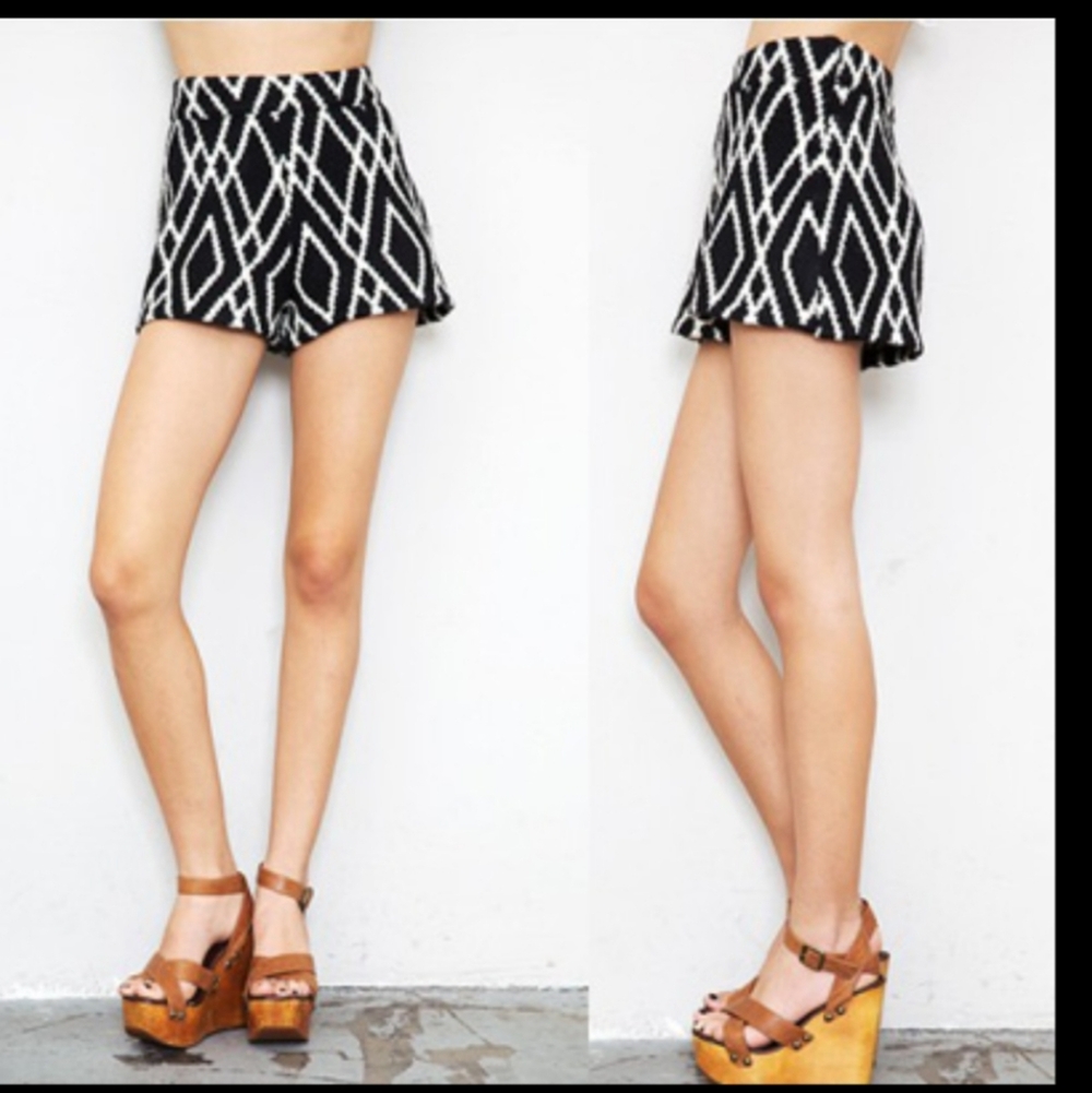Planet Blue Blu Moon Black & White Geometric High-Rise Shorts